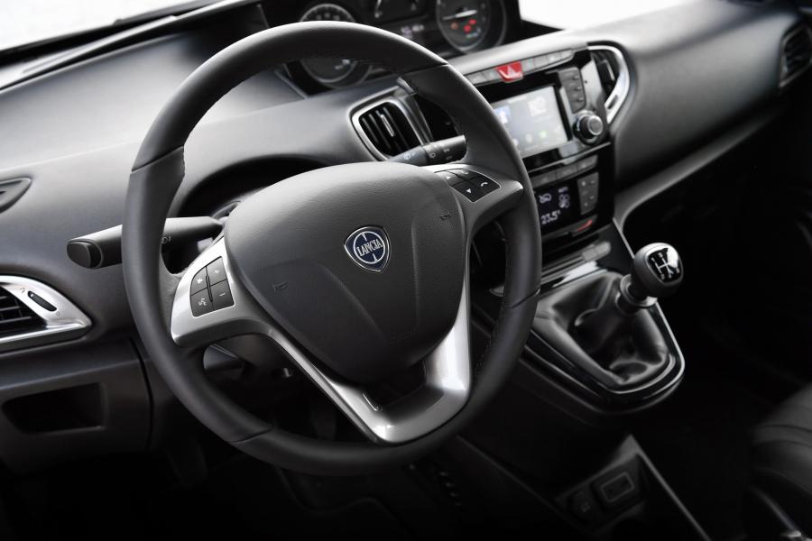 Панель приборов Lancia Ypsilon Platinum (846) 2018 года  (фото 3 из 19)